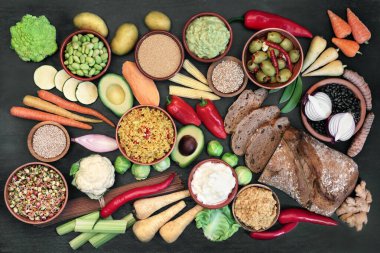 Protein, vitamin, mineral, antosiyanin, antioksidan, akıllı karbonhidrat ve diyet lifleri içeren sağlıklı bir diyet konsepti için bitkisel temelli vegan gıdalar. Etik yemek. Düz yatıyordu.