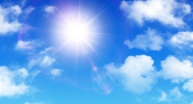 Güneşli arka plan, mavi gökyüzü beyaz bulutlar ve güneş