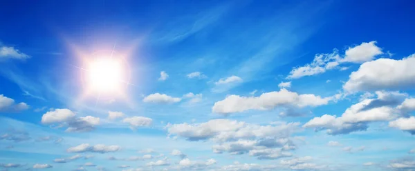 Güneşli arka plan bulutlar ile — Stok fotoğraf