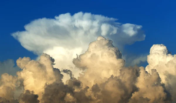 Облако Cumulonimbus над голубым небом — стоковое фото