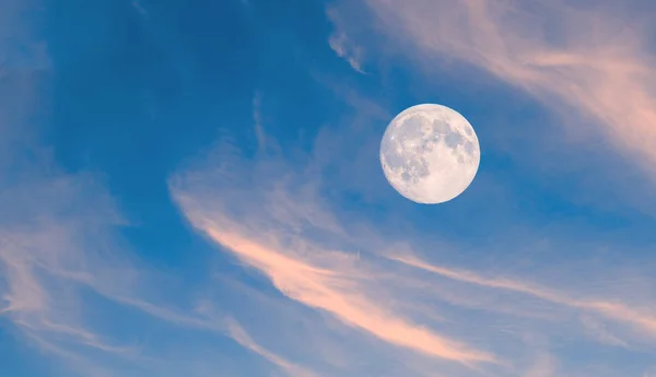 Luna Deasupra Norilor Fundal Naturii — Fotografie, imagine de stoc