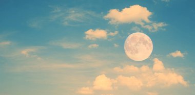 Bulutların üstünde ay