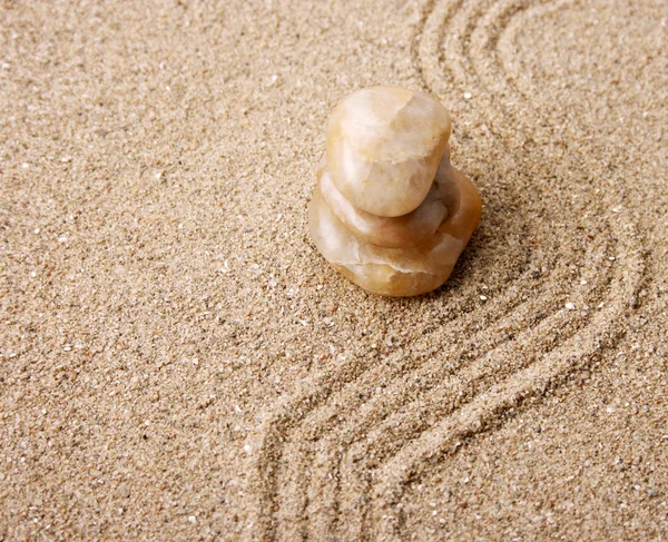 Pedra zen na areia — Fotografia de Stock