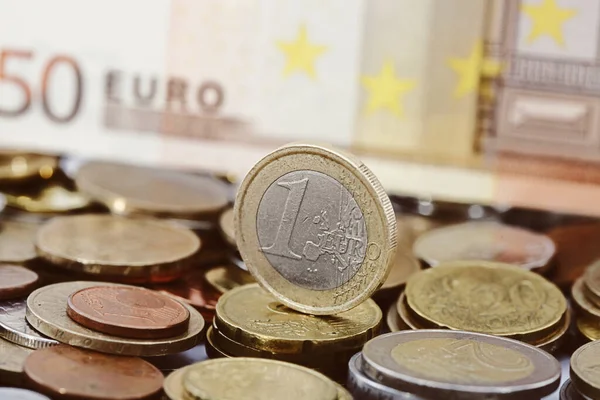 硬币背景为一欧元 — 图库照片