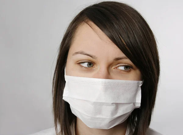 Mujer Joven Cansada Usando Una Máscara Médica Imagen De Stock