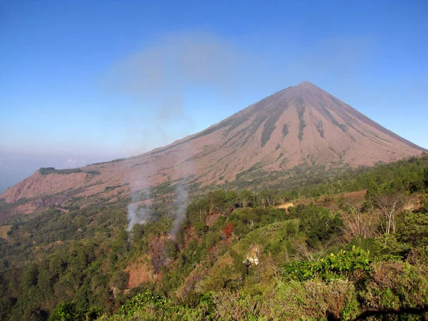 Vulkán Gunung-Inerie — Stock fotografie