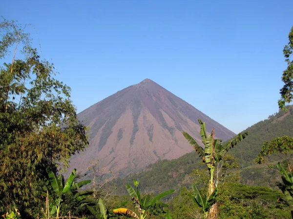Vulkán Gunung Inerie — Stock Fotó