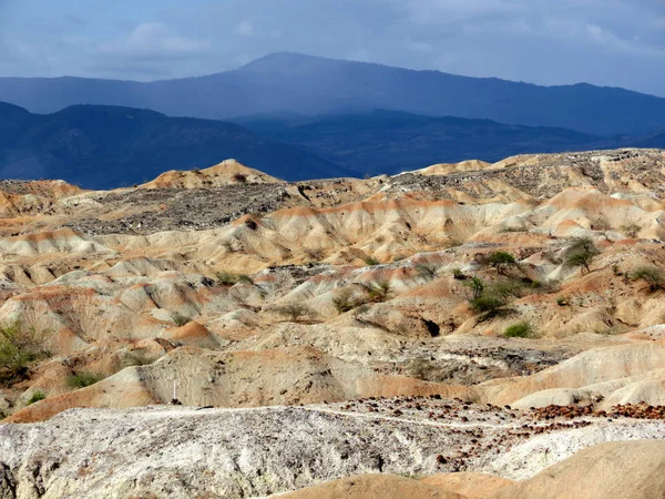 コロンビアのデシエルト Tatacoa でカラフルな岩の形成 — ストック写真