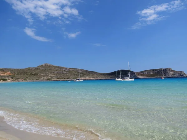 Segelboote Der Türkisfarbenen Bucht Rund Die Griechische Insel Elaphonisos lizenzfreie Stockbilder