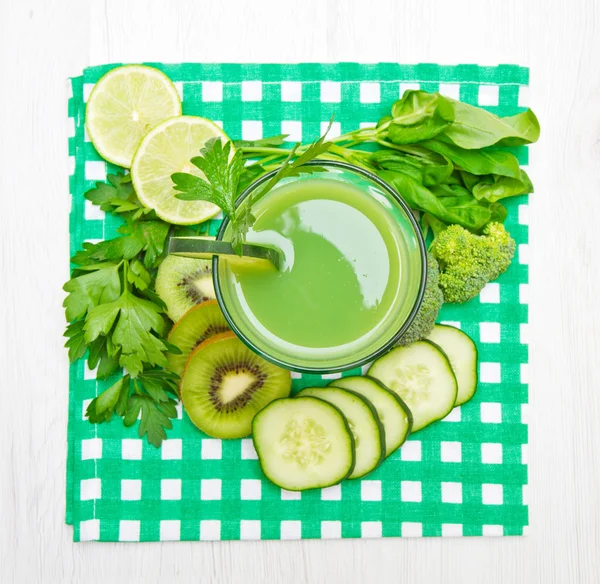 Boissons saines, légumes verts et jus de fruits — Photo