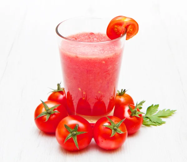 Gläser frischen Tomatensaft — Stockfoto