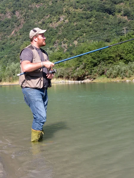 Pêcheur sur la rivière en Valtellina — Photo