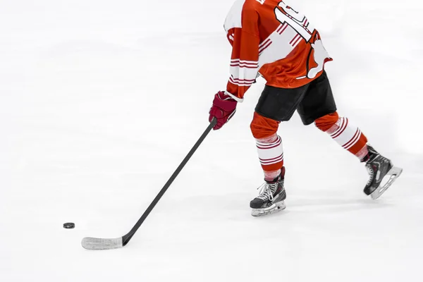 Jugador de hockey sobre hielo en el hielo — Foto de Stock