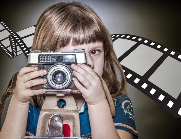 Schattig klein meisje met vintage camera — Stockfoto