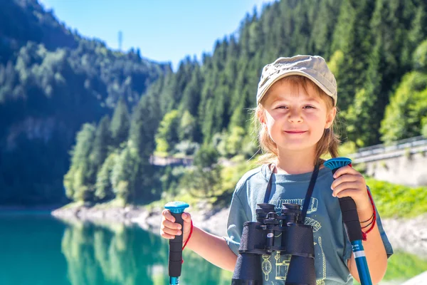 Jeune fille dans les montagnes — Photo