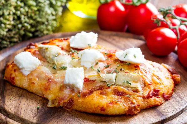 Pizza with artichokes and oregano — Stock fotografie