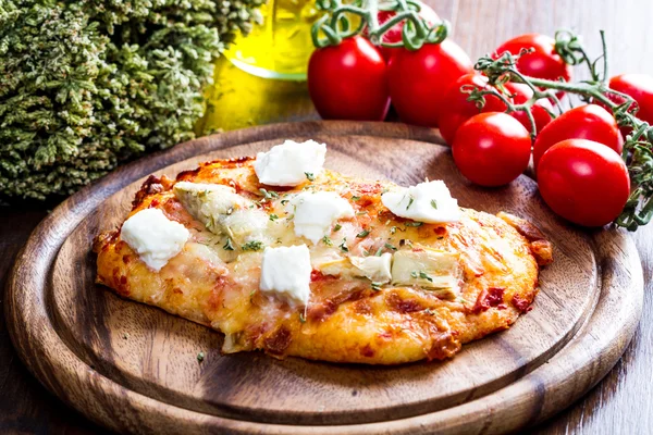 Pizza with artichoke and oregan on wood — Stock Photo, Image