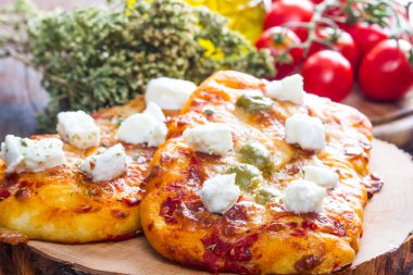 zeytin ve ahşap üzerine margherita pizza