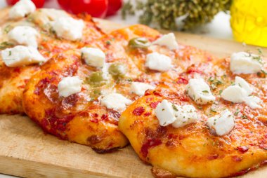 ahşap üzerine üç pizza