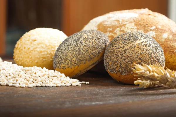 Pão multi grão saudável em madeira — Fotografia de Stock