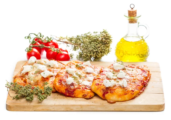 Ahşap malzemelerle üzerine üç pizza — Stok fotoğraf