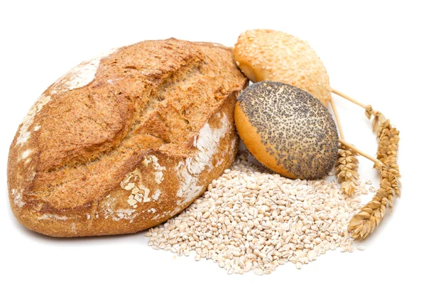 Zdravé multi pšenično-žitný chléb na bílém — Stock fotografie