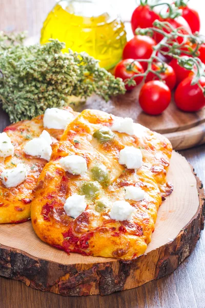 Pizza margherita fa és olajbogyó — Stock Fotó