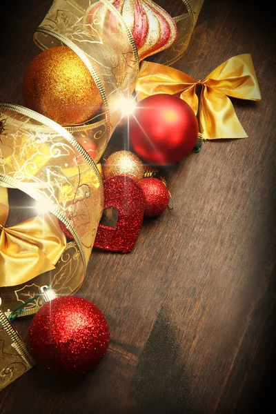 크리스마스 장식들이 나무 탁자 위에 놓여져 있다 — 스톡 사진