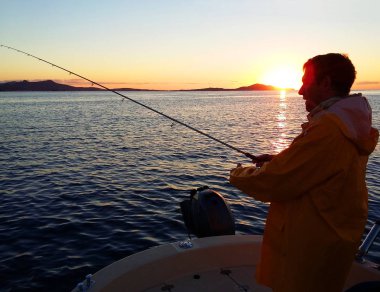 adam te teknede Balık tutma