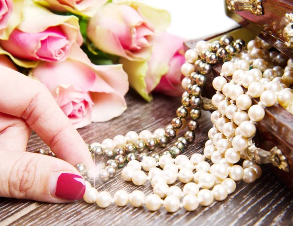 Caixa de jóias com jóias com rosas rosa — Fotografia de Stock