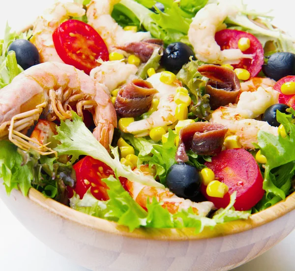 Salad of shrimp, mixed greens, black olives anchovies and tomatoes — Stock Photo, Image