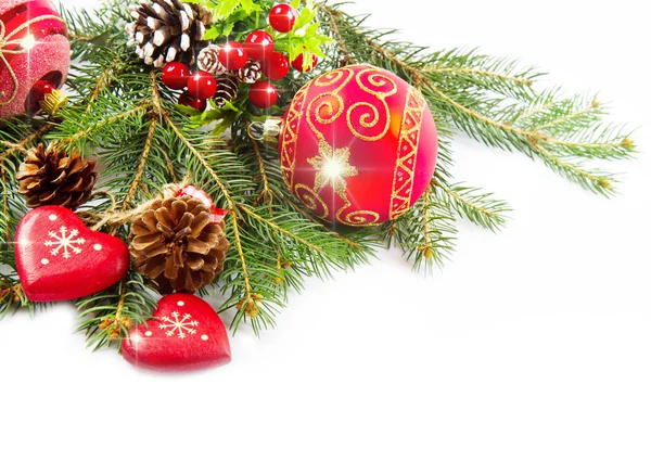 크리스마스 공 및 전나무 가지에 고립 된 장식과 — 스톡 사진