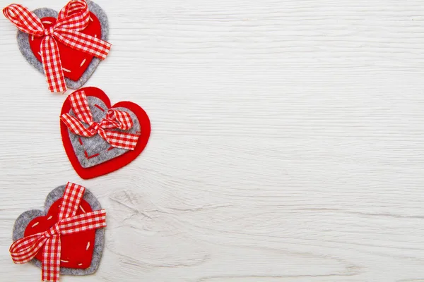 De dag van Valentijnskaarten achtergrond met handgemaakte speelgoed hart — Stockfoto