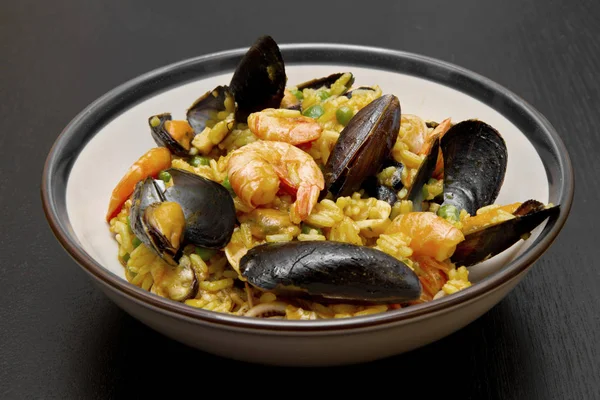 Paella aux fruits de mer dans un bol — Photo