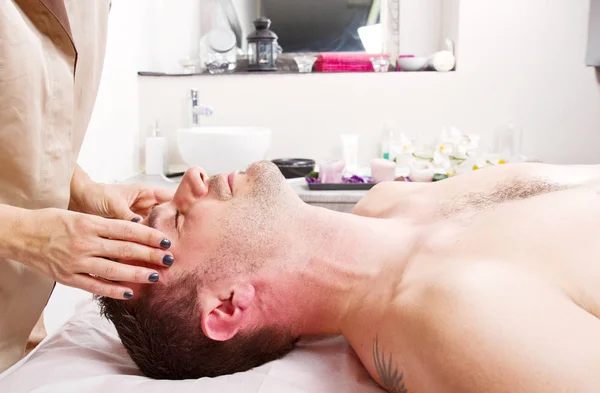 Mann bekommt Massage im Schönheitszentrum — Stockfoto