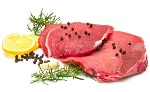 Syrové plátky hovězí maso bílé pozadí — Stock fotografie