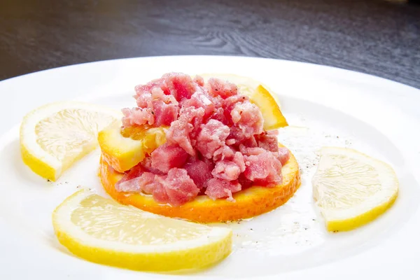 Taze salata ile Tuna tartar — Stok fotoğraf