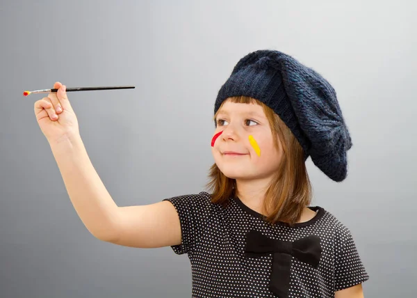 Weinig schilder meisje geïsoleerd op grijs — Stockfoto