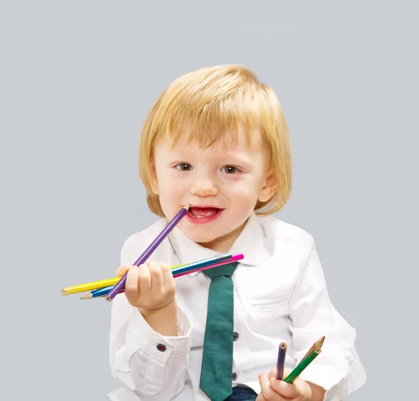 小可爱男孩用彩色铅笔 — 图库照片