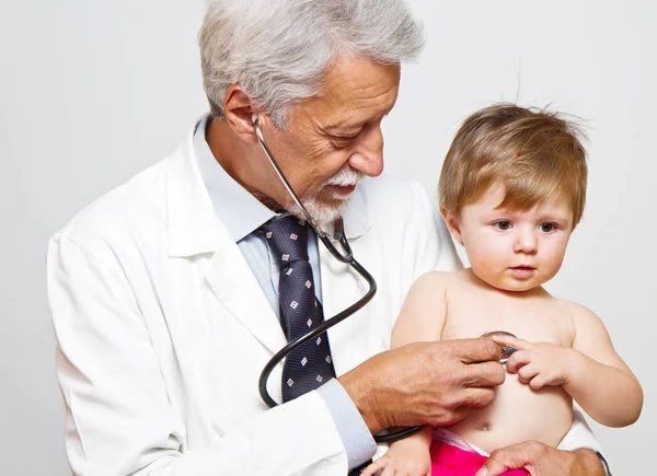 Männlicher Arzt untersucht eine Kinderpatientin — Stockfoto