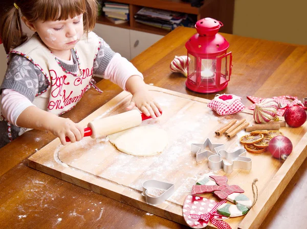 Menina fazendo biscoitos de Natal — Fotografia de Stock