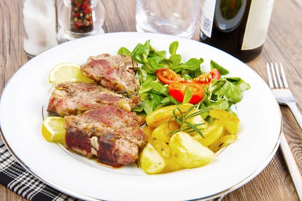 Piatto con agnello con verdure — Foto Stock