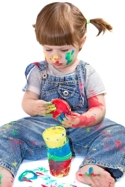 Ein kleines Mädchen, das mit Farben spielt — Stockfoto