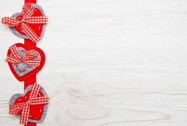 Sevgililer günü oyuncak kalpleri ve şerit