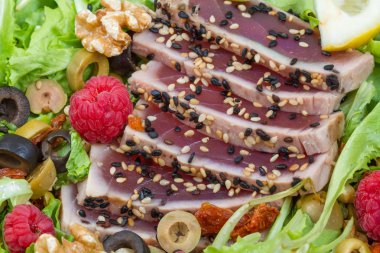 ton balıklı sashimi taze salata ile