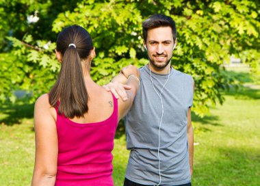 gülümseyen çift streching Park yapıyor