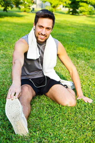 Jeune homme jogging dans le parc . — Photo