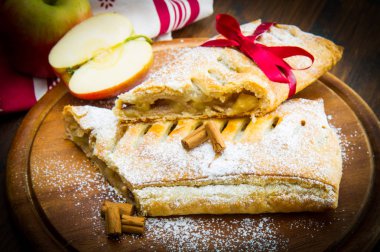 elma strudel taze elma ve tarçın ile