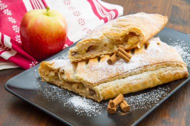 elma strudel taze elma ve tarçın ile