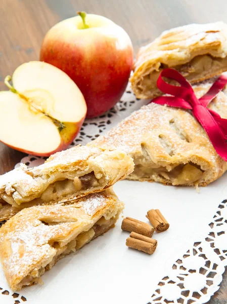 Apple strudel with fresh apple and cinnamon — Stock Photo, Image